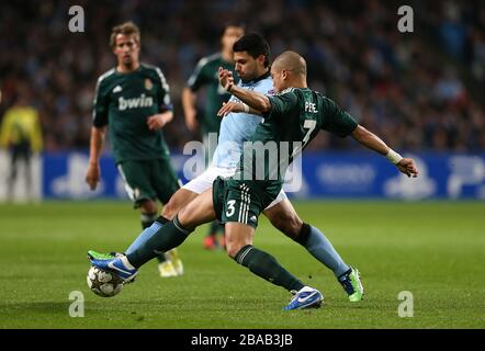 Sergio Aguero (a sinistra) di Manchester City e Kleper Pepe del Real Madrid combattono per la palla Foto Stock