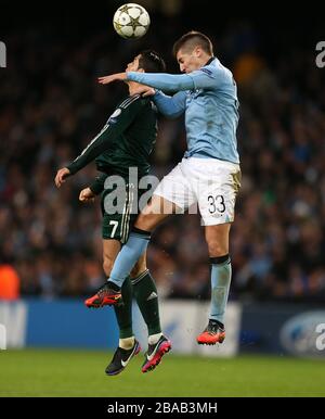 Matija Nastasic di Manchester City (a destra) e Cristiano Ronaldo di Real Madrid combattono per la palla Foto Stock