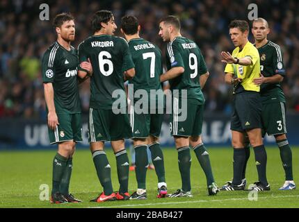 L-R: Xabi Alonso di Real Madrid, Sami Khedira, Cristiano Ronaldo, Karim Benzema, arbitro Gianluca Rocchi e Pepe Foto Stock
