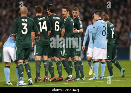 L-R: Pepe di Real Madrid, Xabi Alonso, Sami Khedira, Cristiano Ronaldo e Karim Benzema formano un muro difensivo che Samir Nasri della città di Manchester cerca di infiltrarsi Foto Stock
