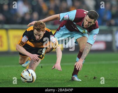 David Edgar di Burnley affronta Stephen Quinn di Hull City Foto Stock