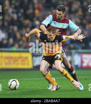 Stephen Quinn di Hull City e David Edgar di Burnley combattono per la palla Foto Stock