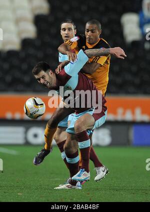 David Edgar di Burnley e Jay Simpson di Hull City combattono per la palla Foto Stock