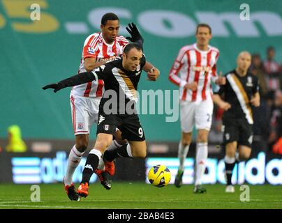 Dimitar Berbatov di Fulham (al centro) e Steven Nzonzi di Stoke City combattono per la palla Foto Stock