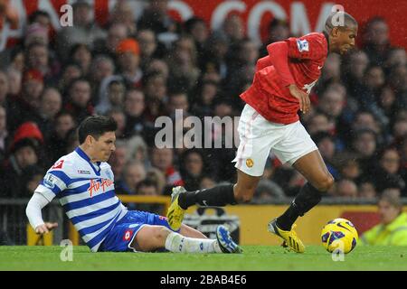 Ashley Young del Manchester United è affrontato da Alejandro Faurlin del Queens Park Rangers Foto Stock