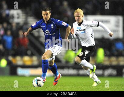 Will Hughes della Derby County (a destra) e Wade Elliott della città di Birmingham (a sinistra). Foto Stock