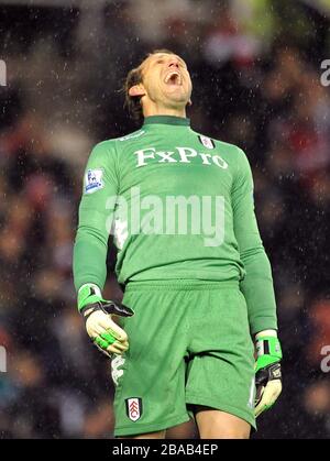 Mark Schwarzer, portiere di Fulham, mostra le sue frustrazioni Foto Stock