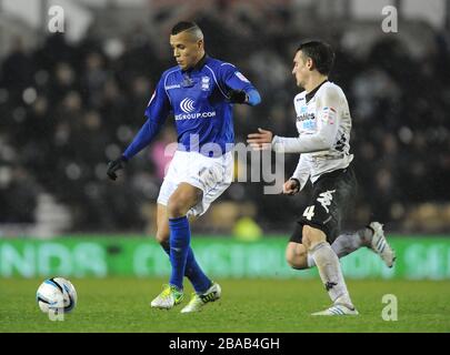 Craig Bryson (a destra) e Ravel Morrison (a sinistra) della contea di Derby combattono per la palla. Foto Stock