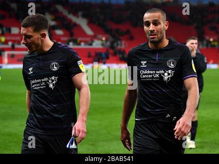 Darren Pratley (a destra) e Jason Pearce di Charlton Athletic appaiono deietti dopo il fischio finale Foto Stock