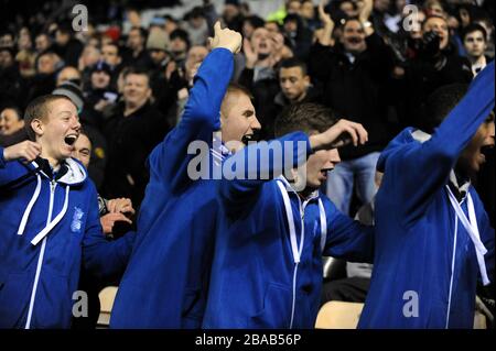 I fan di Birmingham City celebrano un obiettivo negli stand Foto Stock