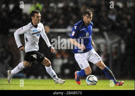 Craig Bryson della Derby County e Wade Elliott della città di Birmingham (a destra) in azione Foto Stock