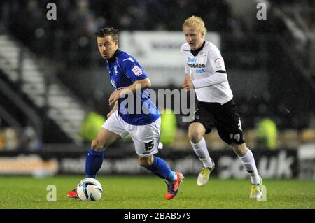 Will Hughes della Derby County dà seguito al Wade Elliott della città di Birmingham (a sinistra) Foto Stock