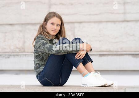 Ritratto orizzontale di ragazza adolescente all'aperto Foto Stock