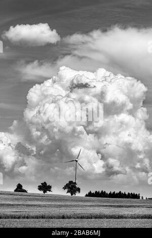 Turbina eolica con cumulus cloud, Baden Wurttemberg, Germania Foto Stock