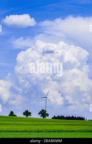 Turbina eolica con cumulus cloud, Baden Wurttemberg, Germania Foto Stock