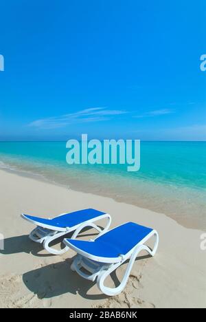Lettini sulla spiaggia a Cayo Santa Maria, Cuba Foto Stock