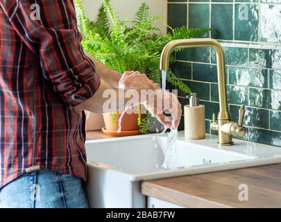 Lavaggio delle mani per la disinfezione. Igiene durante il coronavirus e l'epidemia del virus. Foto Stock
