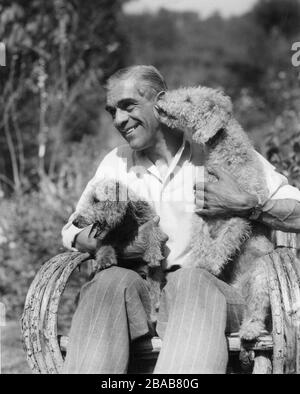 BORIS KARLOFF alla sua Coldwater Canyon Home nel 1937 con la sua Bedlington Terrier Dogs Foto di Herbert DALLINGER Universal Pictures Foto Stock