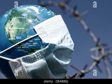 Coronavirus Global Fight Concept - COVID-19 - maschera facciale su globo Foto Stock