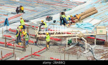 Amburgo, Germania; 20 maggio 2019; Gruppo di lavoratori edili al lavoro in un grande cantiere Foto Stock