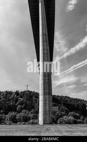 Pilastro del ponte catturato da angolo basso, Baden Wurttemberg, Germania Foto Stock