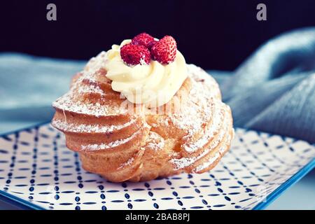 Tipico dessert napoletano chiamato zeppola di San Giuseppe Foto Stock