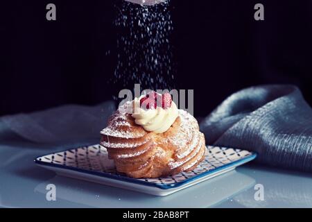 Tipico dessert napoletano chiamato zeppola di San Giuseppe Foto Stock