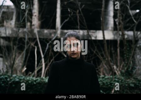 Paziente affetto da malattia infettiva, persona malata con syptoms.stanco, donna spaventata che soffre di sintomi di malattia infettiva incurabile.paziente Foto Stock