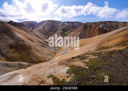 Vista sul fiume tra le montagne degli altopiani dell'Islanda Foto Stock