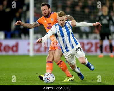 Lee Tomlin (a sinistra) della città di Cardiff falli Lewis o'Brien della città di Huddersfield Foto Stock