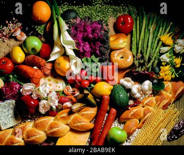 Disposizione di frutta, verdura e fiori selvatici vari Foto Stock