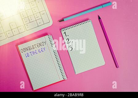 La chiave è la nota di scrittura che mostra la coerenza. Concetto di affari per rompendo le abitudini difettose e formando quei buoni che scrivono le attrezzature ed i prodotti del calcolatore Foto Stock