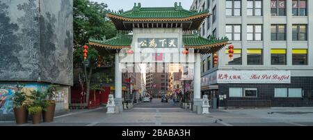 Paifang gate nel quartiere di Chinatown, Boston, Massachusetts, Stati Uniti Foto Stock