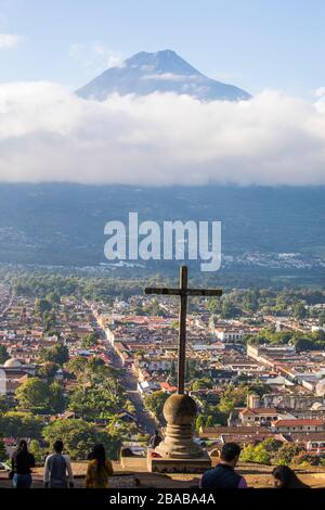 Vista posteriore dei turisti alla collina della Croce, Antigua. Foto Stock