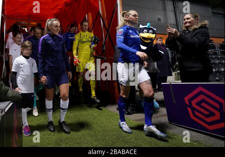 I giocatori di Tottenham Hotspur ed Everton escono per l'inizio della partita Foto Stock