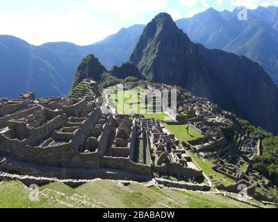 Machu Picchu - punto di vista principale della storica cittadella dell'Inca e Huayna Pichu nella regione di Cusco in Perù - patrimonio mondiale dell'UNESCO - durante la mattina con luce del giorno Foto Stock