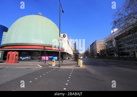 Deserta Euston Road di Madame Tussauds nella lockdown dei coronavirus il 2020 marzo, a Londra, Regno Unito Foto Stock