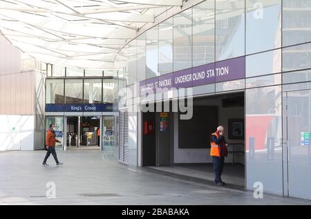 Molto tranquillo intorno alla stazione di Kings Cross nella lockdown dei coronavirus, a Londra, Regno Unito Foto Stock