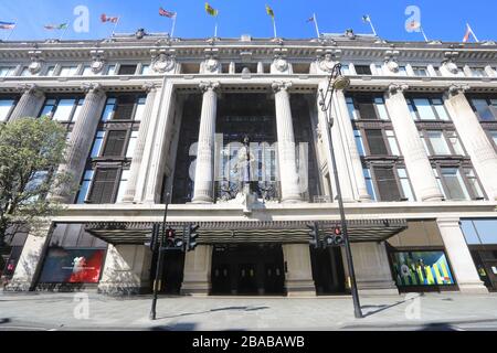 Oxford Street by Selfridges, vuoto di persone e traffico con il 2020 coronavirus di blocco, nel centro di Londra, Regno Unito Foto Stock