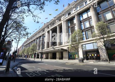 Oxford Street by Selfridges, vuoto di persone e traffico con il 2020 coronavirus di blocco, nel centro di Londra, Regno Unito Foto Stock