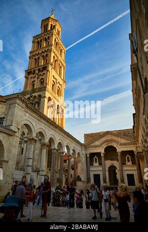 Il campanile della Cattedrale di San Domnio domina la scena del Peristilio di Palazzo di Diocleziano a Spalato, Croazia. Foto Stock