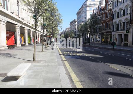 Oxford Street by Selfridges, vuoto di persone e traffico con il 2020 coronavirus di blocco, nel centro di Londra, Regno Unito Foto Stock