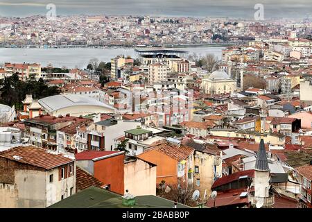 Istanbul, Turchia - 12 febbraio 2020: Vista della Baia del Corno d'Oro e della Città Vecchia sulla riva opposta rispetto all'area di Beyoglu. Foto Stock