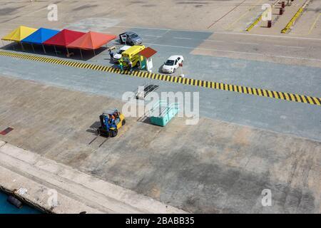 Aruba-11/4/19: un'ambulanza su una nave da crociera di dock di Aruba in attesa di prendere una nave da crociera al passeggero di ospedale per un medico di emergenza. Foto Stock