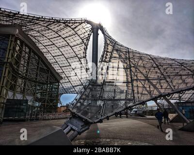 Monaco, Baviera, Germania. 26 marzo 2020. Un jogger corre sotto l'Olympiadach al Parco Olimpico di Monaco durante il periodo di restrizione Coronavirus. Una vista più comune visto da quando la Baviera ha istituito il suo AusgangseinschrÃÂ¤nkung (restrizioni su andare all'esterno): Joggers, ciclisti, e altri appassionati di fitness approfittare del tempo libero ed eccezioni fatte per loro. Credit: Sachelle Babbar/ZUMA Wire/Alamy Live News Foto Stock