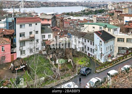 Istanbul, Turchia - 12 febbraio 2020: Decadente alloggio nella zona di Beyoglu, e una vista della Baia del Corno d'Oro con la città vecchia sulla riva opposta. Foto Stock