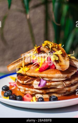Pasto del brunch: Frittelle americane con salsa al caramello salato e banana Foto Stock