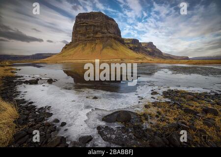 LÃ³magnÃºpur, montagna vulcanica nel sud dell'Islanda Foto Stock