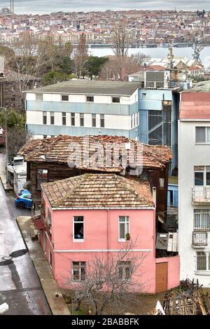 Istanbul, Turchia - 12 febbraio 2020: Edifici residenziali e di uffici bassi nella zona di Beyoglu, una casa rosa a due piani con un tetto piastrellato. Foto Stock
