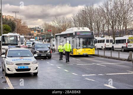 Istanbul, Turchia - 12 febbraio 2020: Veicoli di controllo della polizia stradale su una strada trafficata. Foto Stock